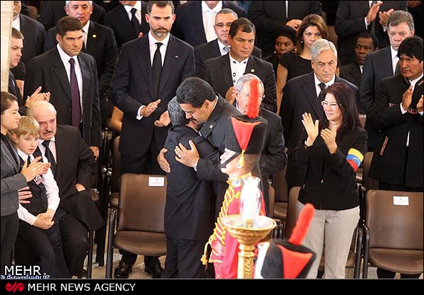عکس بغل کردن مادر چاوز توسط احمدی نژاد