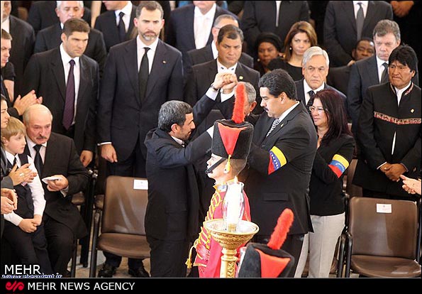 عکس بغل کردن مادر چاوز توسط احمدی نژاد
