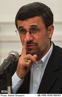 بخشش 150 سکه توسط  احمدی نژاد به مشایی