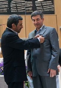 بخشش 150 سکه توسط  احمدی نژاد به مشایی